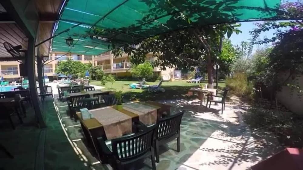 Aparthotel Begonville Side